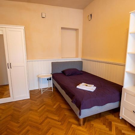 1800 By Vince Stay - Private Rooms In Town Hall Square Tartu Exterior foto