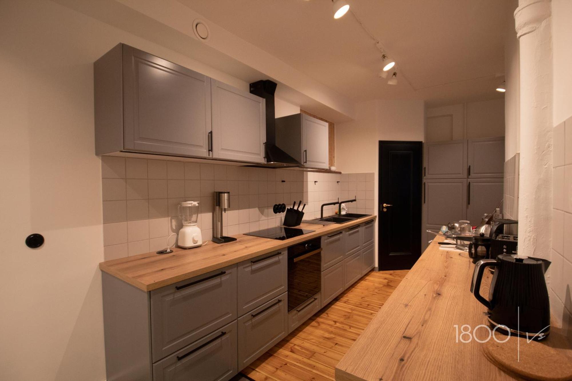 1800 By Vince Stay - Private Rooms In Town Hall Square Tartu Exterior foto