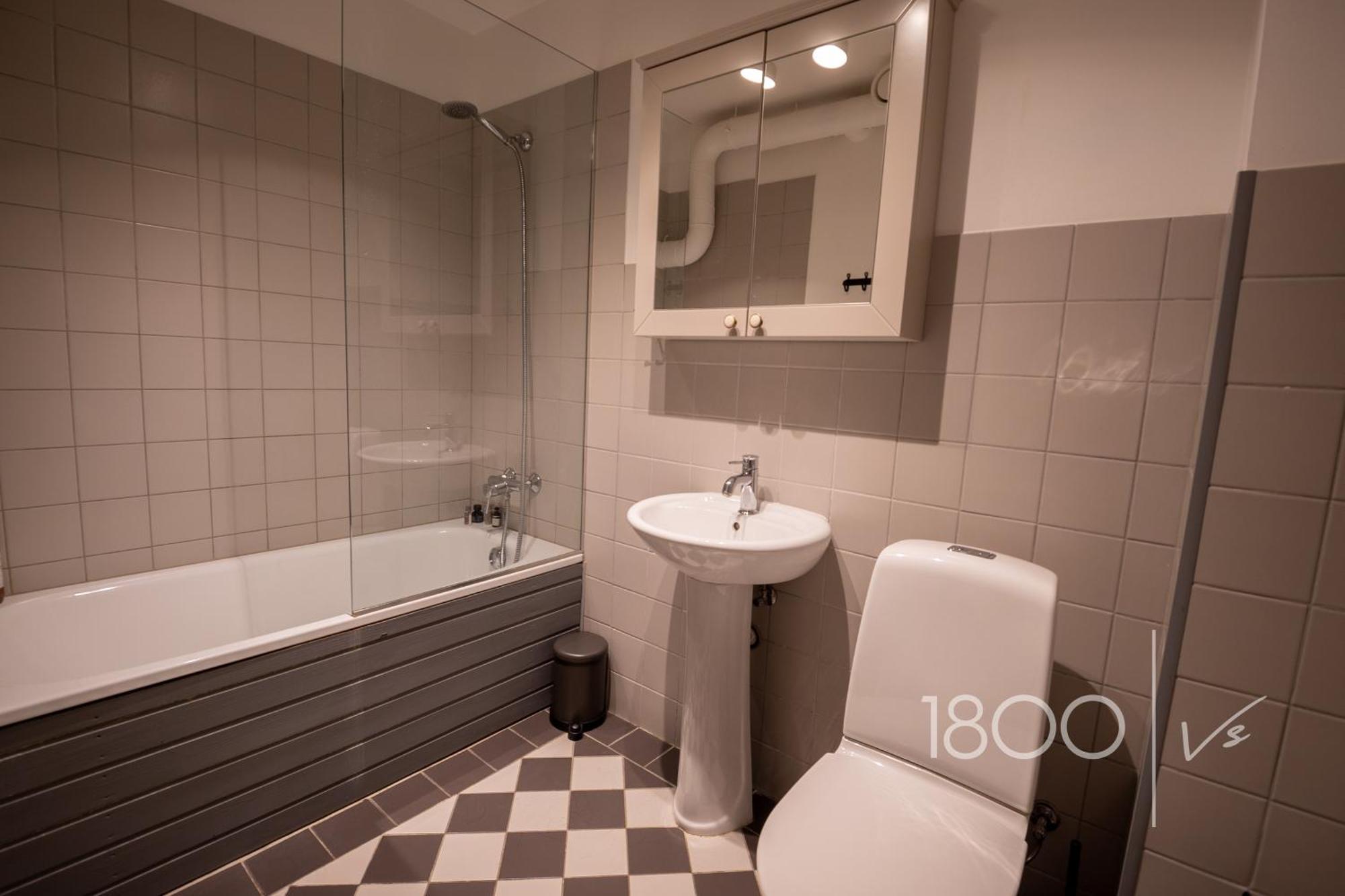 1800 By Vince Stay - Private Rooms In Town Hall Square Tartu Exterior foto